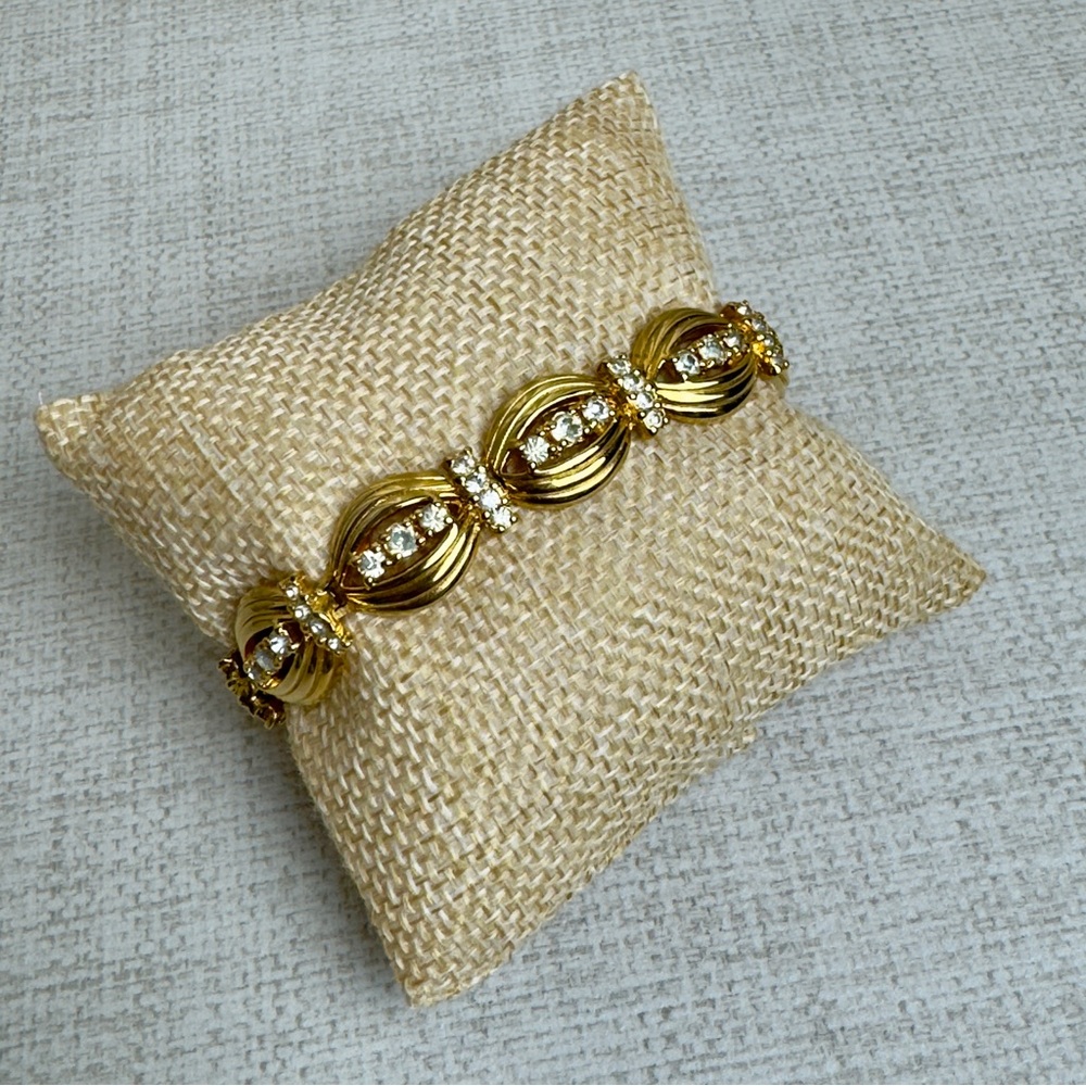 Elegant Gold Bracelet with Crystal Accents